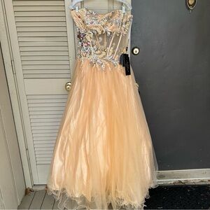 New with tags Fabuluxe Couture Prom Dress Size Large